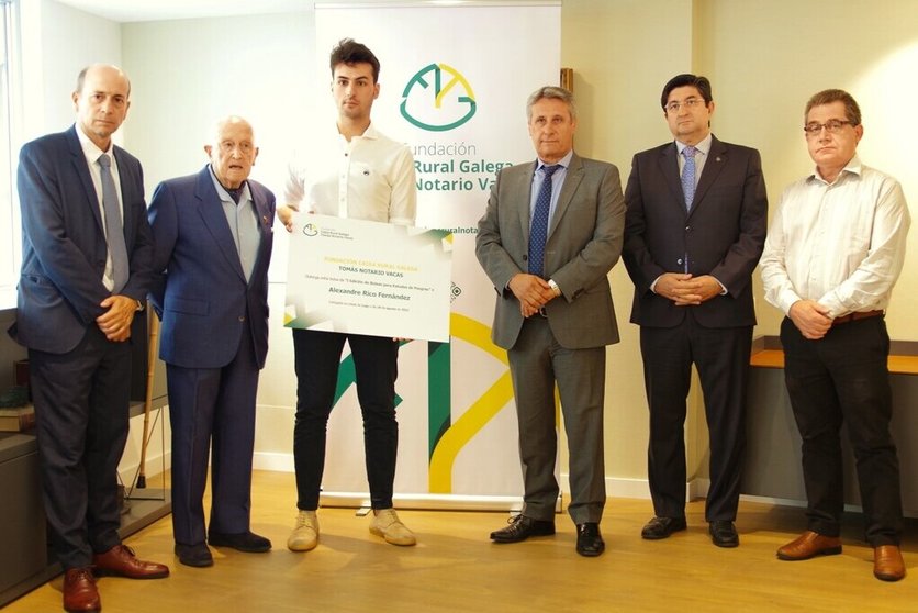 Alexandre Rico, becado de la Fundación Caixa Rural Galega Tomás Notario Vacas en 2022, junto a su presidente y miembros del patronato.