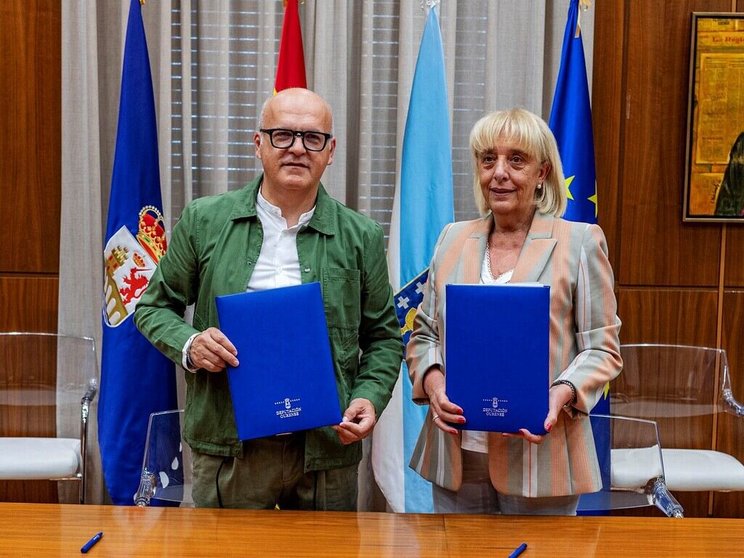 Manuel Baltar, presidente de la 
Diputación de Ourense, y Marisol Novoa, presidenta de la CEO, firmaron el convenio para desarrollar el programa ReActiva Ourense +45./A.PAZ.