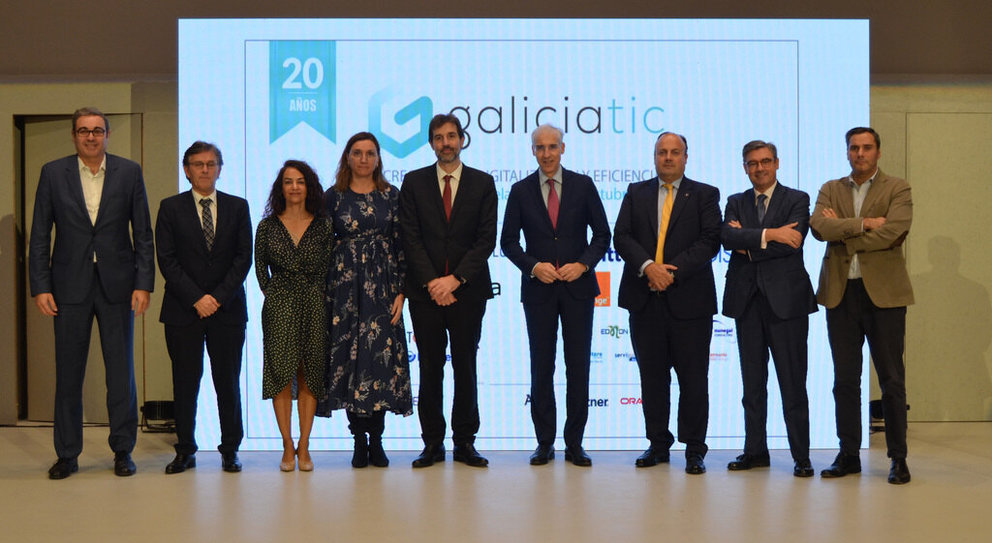 Representantes de las entidades galardonadas en GaliciaTIC, junto al vicepresidente primero de la Xunta.