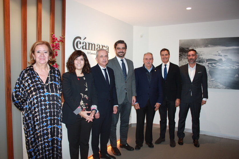 El vicepresidente segundo de la Xunta, Diego Calvo (centro) con el comité ejecutivo de la Cámara de Comercio de A Coruña./M.FUENTES.