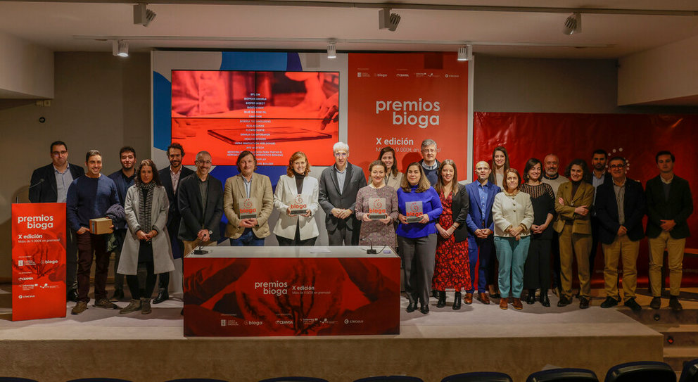 Los ganadores en los X Premios Bioga, junto a las autoridades, en el acto celebrado en Vigo.