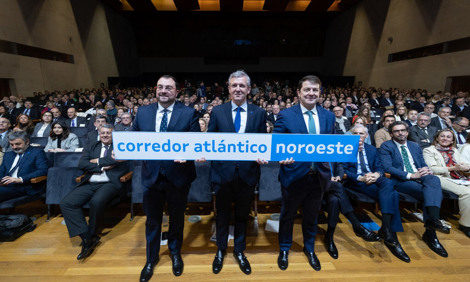 Los presidentes de la Xunta de Galicia, de la Junta de Castilla y León y del Principado de Asturias plasmaron las reivindicaciones y objetivos compartidos en una declaración institucional de impulso al Corredor Atlántico Noroeste