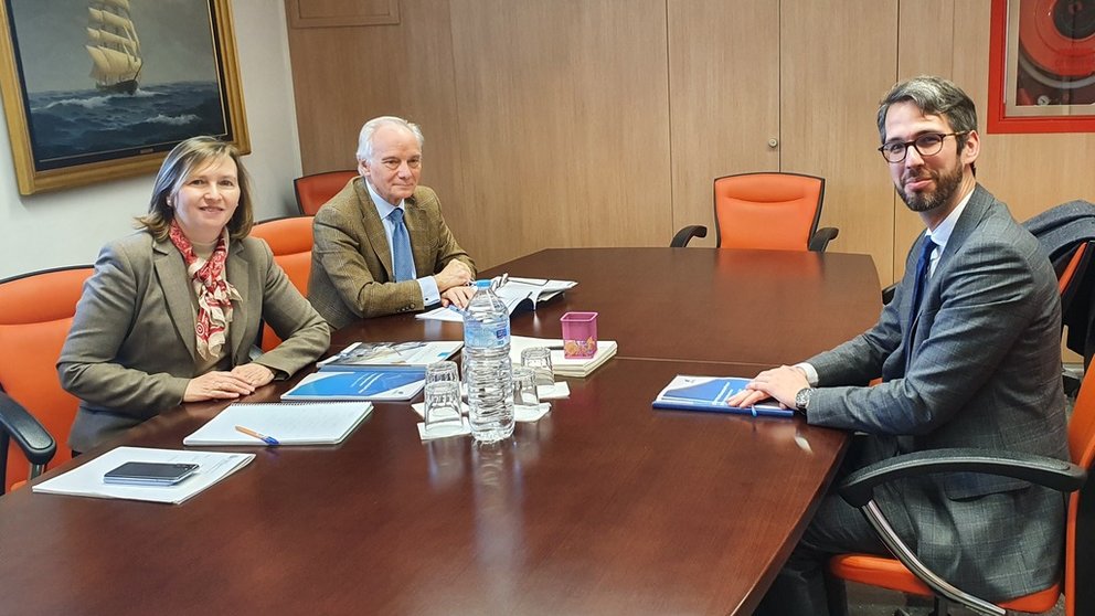 El secretario general de Anfaco, Roberto Alonso (der.) se reunió con la secretaria general de Pesca, Isabel Artime (izq.).