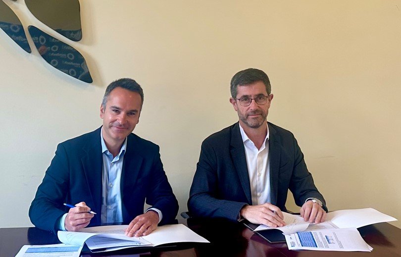 Fernando Guldrís, director del Igape, y Justo Sierra, presidente de Mindtech, firmaron el convenio.