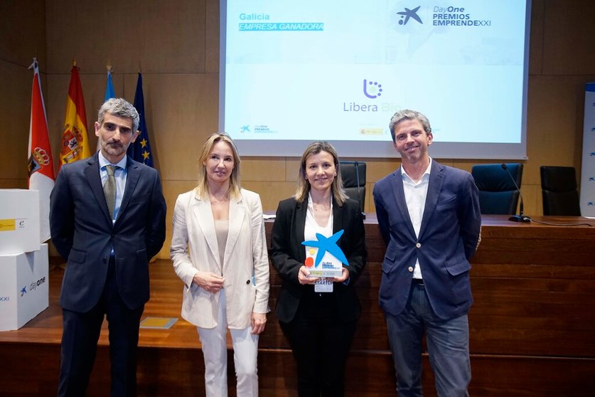 Representantes de Xunta de Galicia, Enisa y CaixaBank con Desirée Teijeiro, cofundadora y directora de operaciones de Libera Bio.
