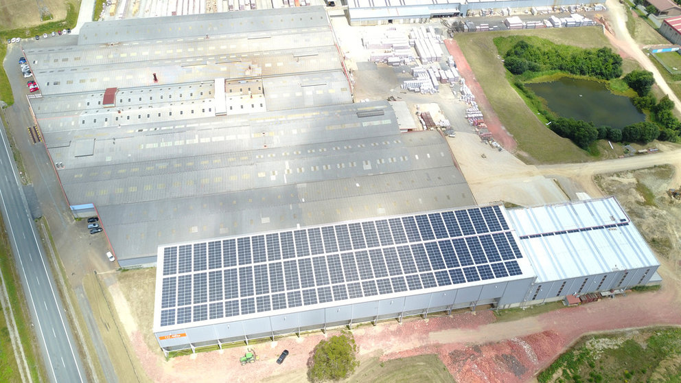 Paneles solares en las instalaciones de la empresa Tejas Verea en Mesía.