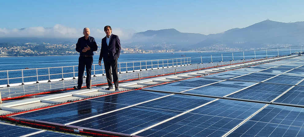 José Manuel Fernández Alvariño y José Enrique Pereira visitando la instalación de los paneles solares.