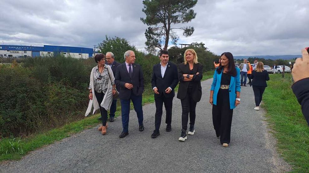 En primera fila, el alcalde de Monforte, el delegado del Gobierno en Galicia, la gerente de SEA, y la subdelegada del Gobierno en Lugo, en la visita al polígono de Reboreda.