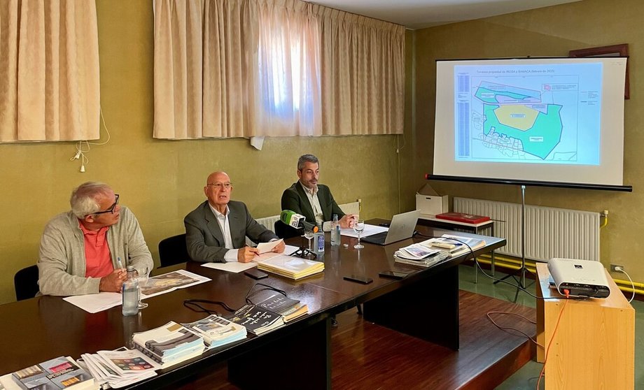 Rogelio López compareció hoy en rueda de prensa en la sede del Clúster da Pizarra de
Galicia para explicar de forma cronológica los hechos que han llevado a la situación
de orden de desahucio de Irosa y Samaca.