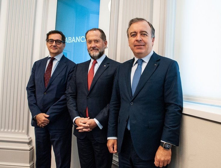 De izquierda a derecha, el deputy CEO de BFCM, Alexandre Saada, el presidente de Abanca, Juan Carlos Escotet Rodríguez, y el CEO de Abanca, Francisco Botas.