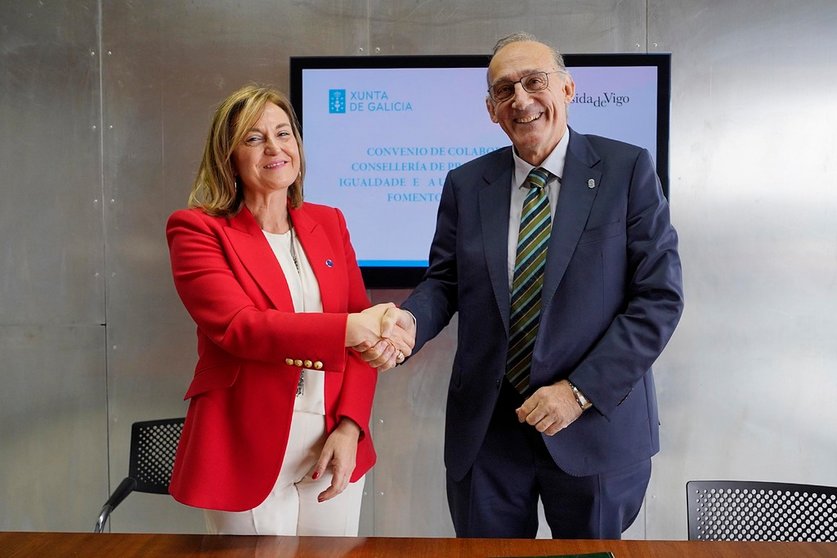 A conselleira de Promoción do Emprego e Igualdade, Elena Rivo, e o reitor da Universidade de Vigo, Manuel Reigosa.