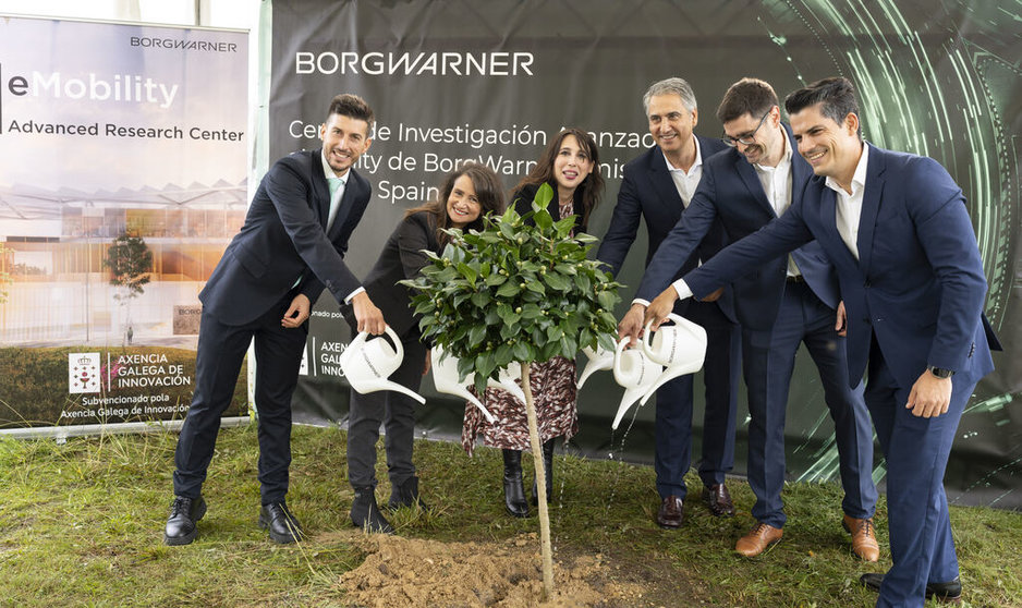 El lanzamiento del Centro de Investigación Avanzada eMobility de BorgWarner incluyó una plantación de especie autóctona en la parcela de Porto de Molle donde se ubicará.