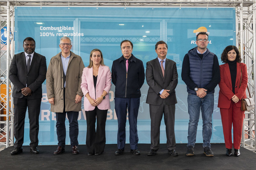 Inauguración del nuevo punto de suministro de combustible 100% renovable en la estación de servicio de Repsol, en Coirós.