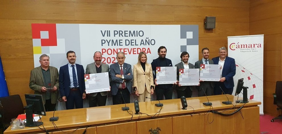 Ganadores y autoridades en la entrega del Premio Pyme del Año 2023 de Pontevedra.