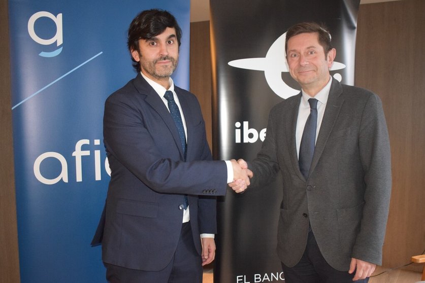 El director de oficina de Ibercaja en A Coruña, Iván Arijon y el presidente de Afigal, Manuel Galdo.