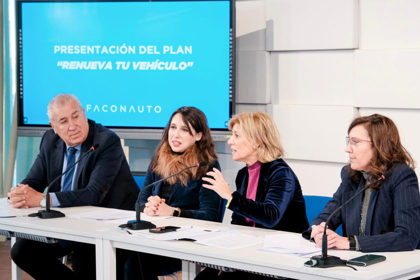 María Jesús Lorenzana, segunda por la izquierda, durante la presentación del plan "Renueva tu vehículo".