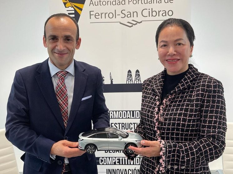 Francisco Barea, presidente de la Autoridad Portuaria Ferrol-San Cibrao, y Zheng Fang, directora ejecutiva de Arcfox Automotive España.