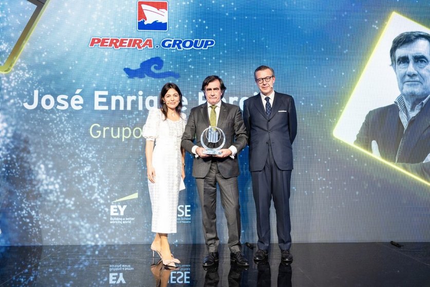 José Enrique Pereira, presidente del Grupo Pereira (centro) recibió el Premio Emprendedor del Año de EY 2023, en la categoría de Emprendedor Social.
