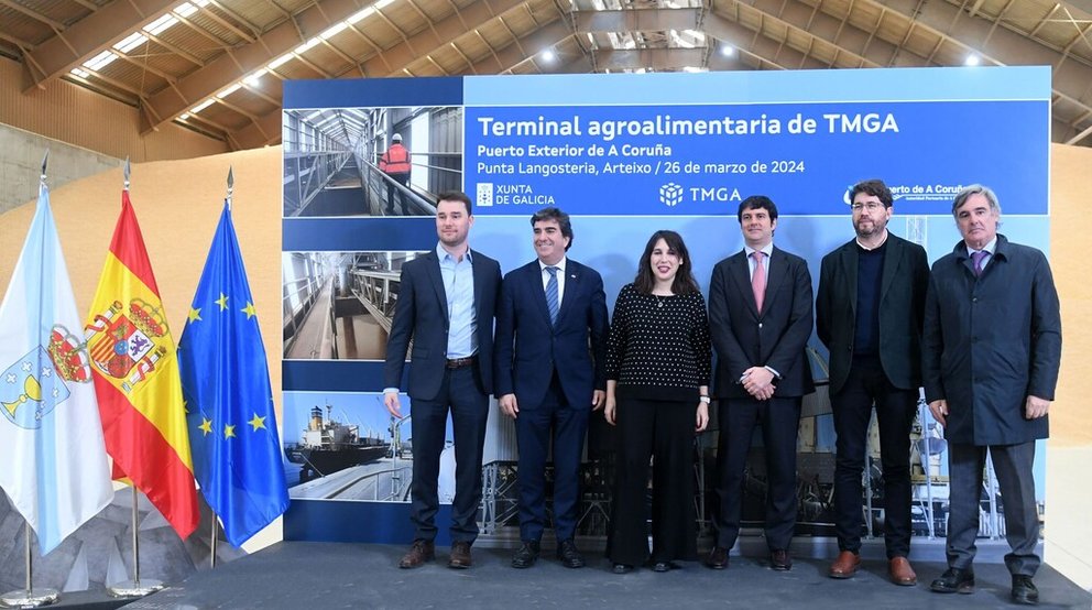 Autoridades y representantes de la empresa en el acto de inauguración de TMGA en el Puerto Exterior de A Coruña.