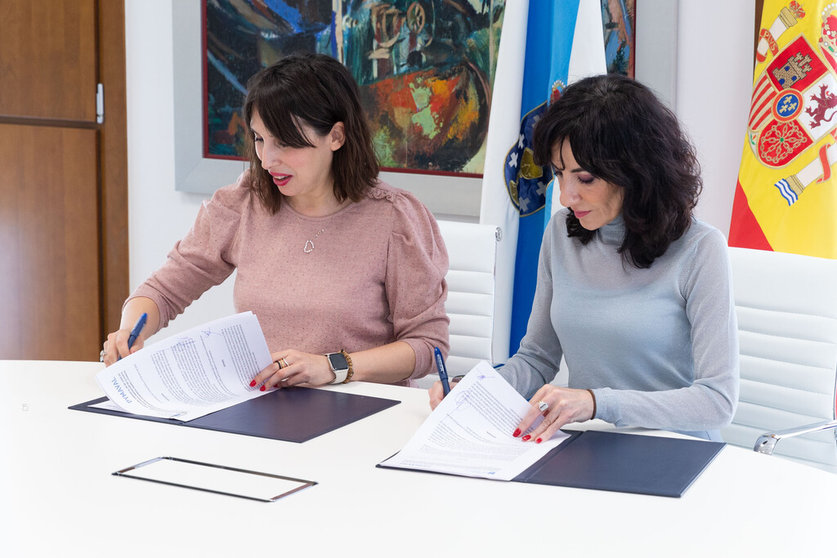 La conselleira de Economía, Industria e Innovación en funciones, María Jesús Lorenzana, y la consejera delegada de Pymar, Almudena López del Pozo, firmando la adendal convenio que regula el Fondo de Garantías Navales./CEDIDA XUNTA.