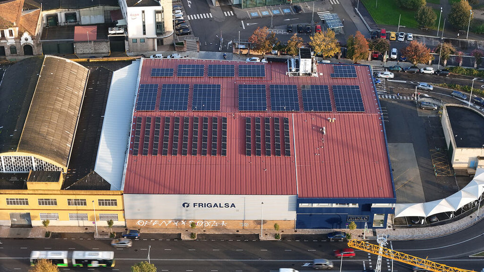 Voltfer instaló para Frigalsa más de 400 paneles solares en su centro logístico de Beiramar.