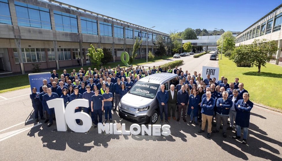 Dirección y trabajadores de Stellantis Vigo se hicieron una foto con el Fiat E-Doblò que es el vehículo 16 millones que se fabrica en la planta viguesa./CEDIDA.