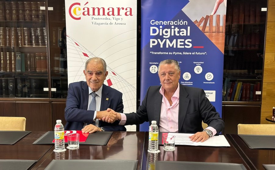El presidente de la Cámara, José García Costas, y el de Cesuga y ef Business School, Venancio Salcines, en el acto de firma del convenio.