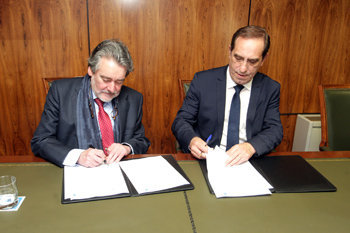 José Antonio Redondo y Valeriano Martínez, durante la firma del convenio./C.P.