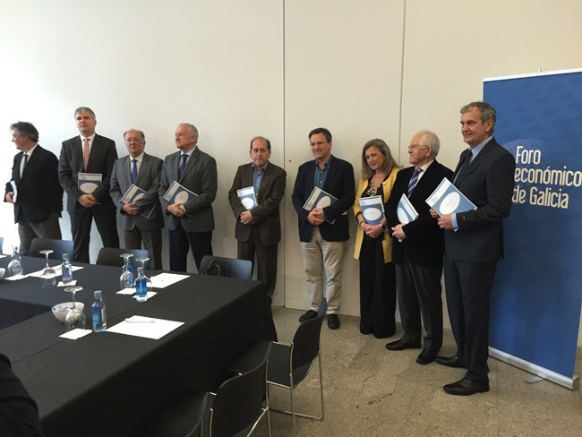 Miembros del Foro Económico y políticos en la presentación del Anuario 2016.