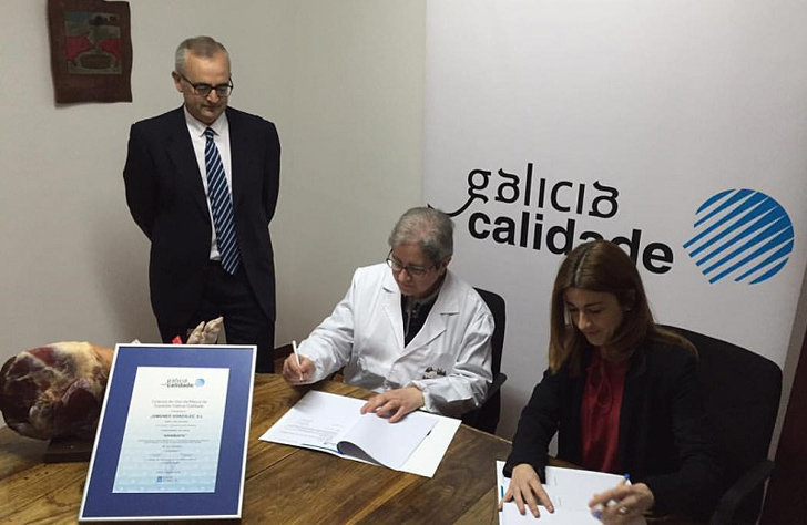 Entrega del certificado de Galicia Calidade a la empresa Jamones González.