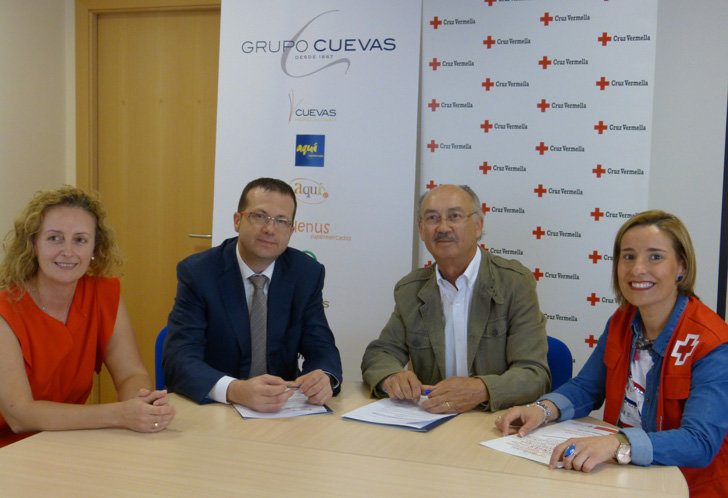 Firma del convenio de colaboración entre Cruz Roja y Grupo Cuevas.