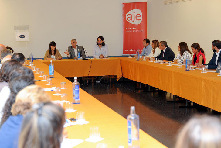 Conde en su encuentro con miembros de AJE Galicia y AJE Coruña./M.FUENTES.
