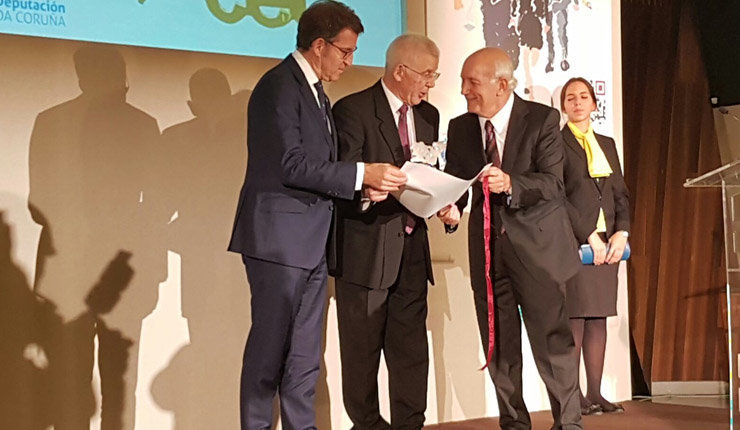 El presidente de la Xunta y el presidente de la CEC entregan el galardón al presidente de Feiraco.