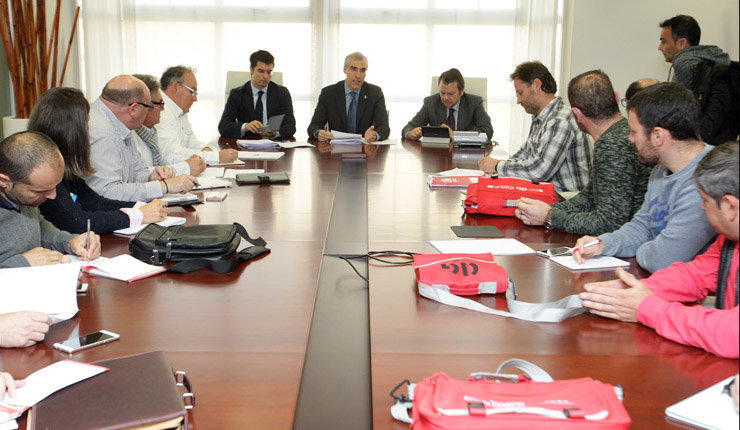 El conselleiro de Economía en su reunión con el comité de empresa de Cee-Dumbría de Ferroatlántica./C.PAZ.