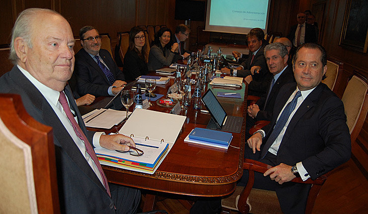 Consejo de Administración de Abanca, reunido en Ourense. En primer término el presidente, Javier Etcheverría, o vicepresidente, Juan Carlos Escotet Rodríguez./P.L.