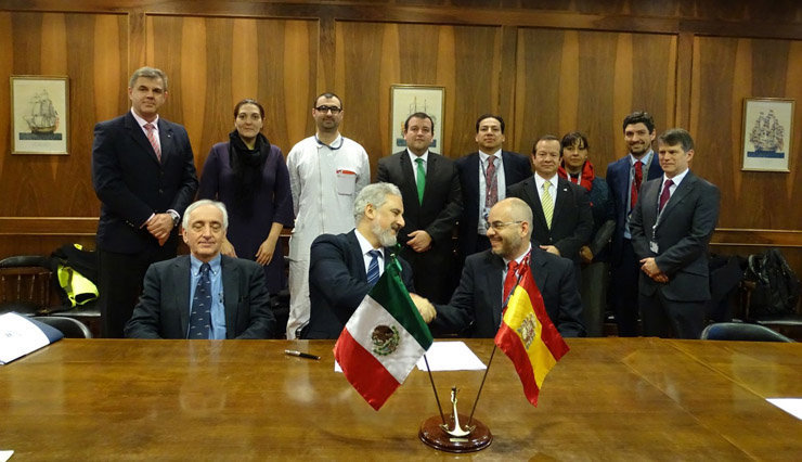 Firma de la entrega del buque hotel a Petróleos Mexicanos por parte de Navantia.
