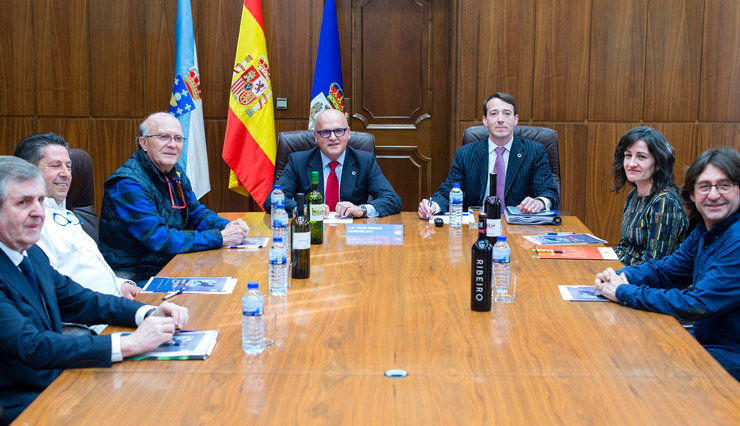 El presidente de la Diputación de Ourense acompañado de representantes de los consellos reguladores ourensanos, el gerente del Inorde y el empresario norteamericano Glenn Albright./A.PAZ.