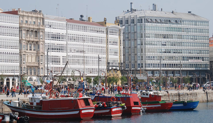 El convenio tiene como objetivo publicitar A Coruña como destino de turismo atlántico.
