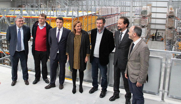Autoridades na visita ao centro loxístico de Estrella Galicia no polígono de Barro-Meis.