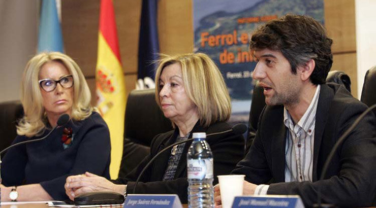 La presidenta del Consello Económico Social, la vicerrectora y el alcalde de Ferrol, en la presentación del informe en el salón de actos del Campus Industrial de la UDC./K.DELGADO.