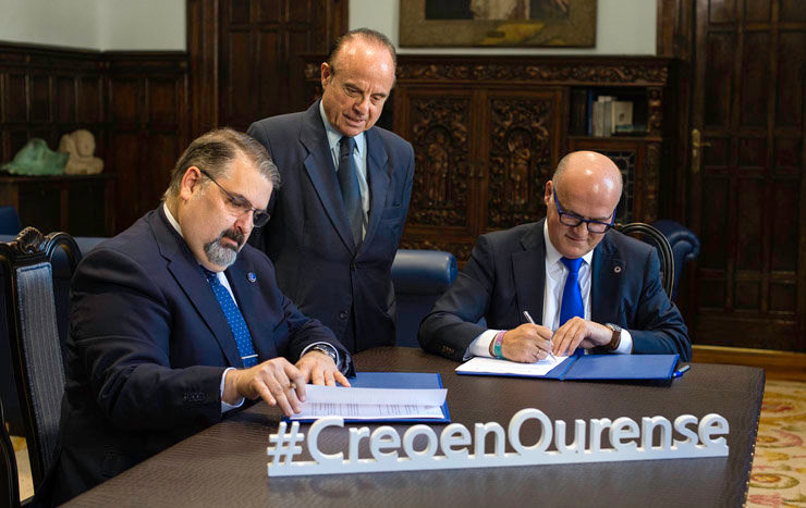 Francisco González e Manuel Baltar, en presenza de Ovidio Fernández Ojea, asinando o convenio de colaboración./A.PAZ.