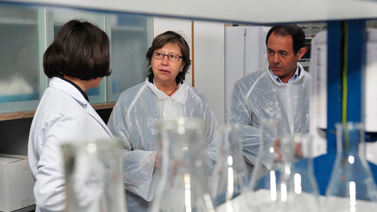 Rosa Quintana visitó la fábrica de Isidro de la Cal en Cambre./M.FUENTES.