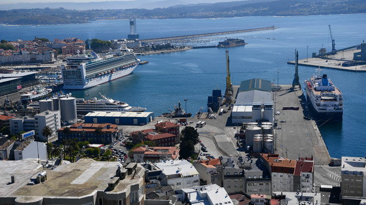Cuatro cruceros hacen escala en el Puerto de A Coruña.