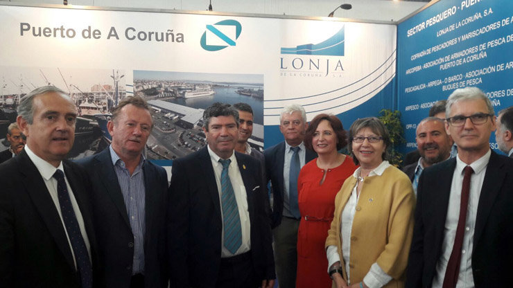 La conselleira do Mar en su visita al stand del Puerto de A Coruña en Expomar.