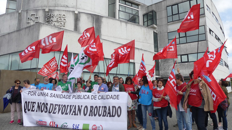 Concentracións dos delegados sindicais fronte á sede do Sergas en San Lázaro, Santiago.