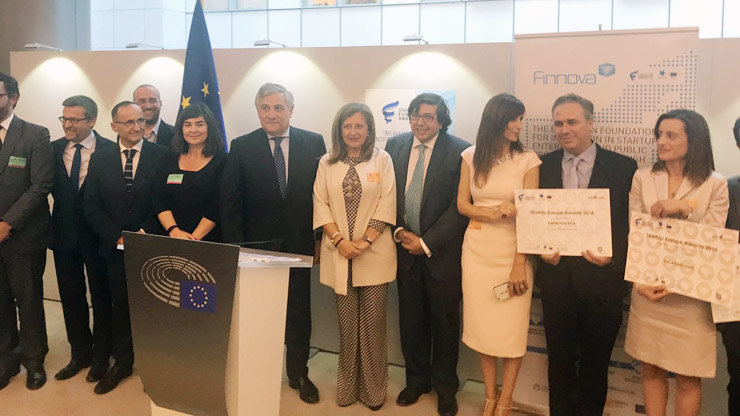 Foto de familia de los premiados, con la delegada de la Zona Franca entre el presidente del Parlamento europeo y el director de Finnova.