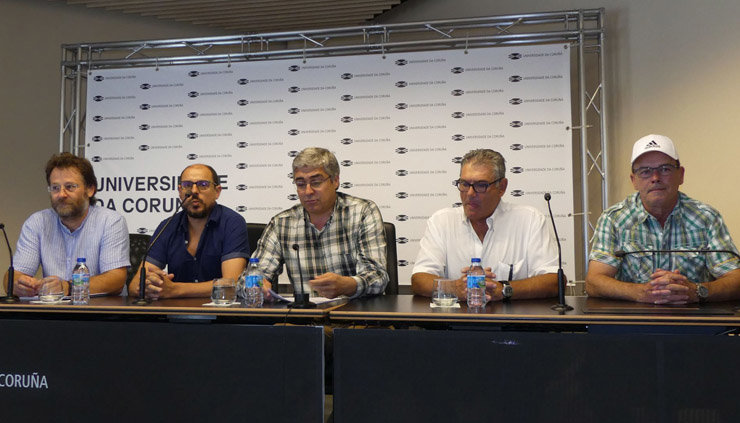 Integrantes do comité de Ferroatlántica xunto ao secretario xeral da CIG (esq.) e ao profesor universitario Carlos Aymerich (centro)./CIG.