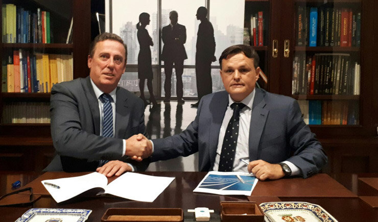 Diego Esquer Rufilanchas, delegado de Gesvalt Galicia, y Javier Garrido Valenzuela, presidente de APROIN firmaron el acuerdo.
