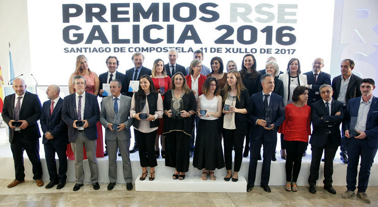 Foto de familia dos galardoados na 2ª ed. dos Premios RSE Galicia.
