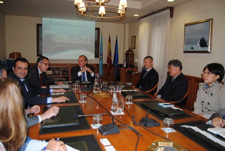 La delegación china en su reunión con el presidente de la Autoridad Portuaria de A Coruña.
